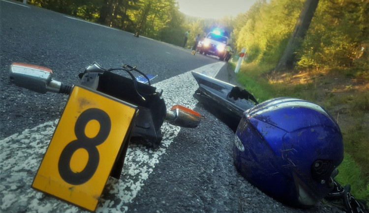 Nezletilý motorkář havaroval a utrpěl vážná zranění, jeho tělo odletělo po nárazu desítky metrů daleko