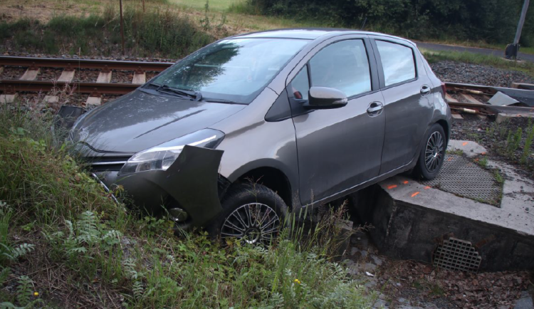 Opilý a zfetovaný řidič přelétl přejezd těsně před projíždějícím vlakem a havaroval