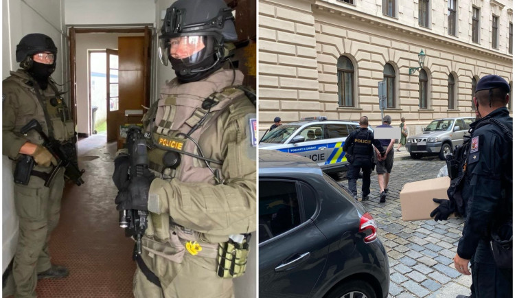 Muž, který vlastní několik zbraní, vyhrožoval střelbou na úřadě. Došla si pro něj zásahovka