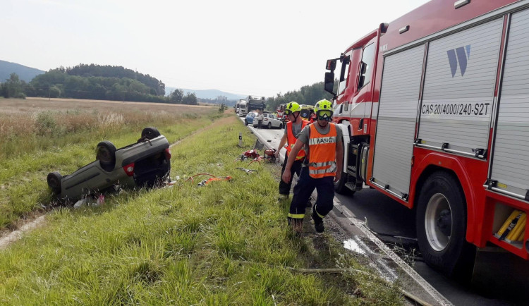 Hromadnou nehodu čtyř vozů způsobil senior, který vjel do protisměru. Jako dělová koule smetl ostatní auta