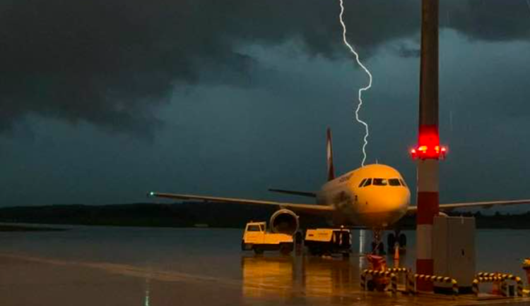 Jih Čech zasáhly silné bouřky. Zastavily vlaky i provoz na českobudějovickém letišti
