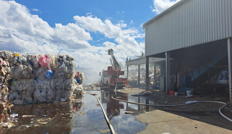VIDEO: Hasiči bojovali s požárem ve sběrném dvoře, hořel tam uskladněný papír