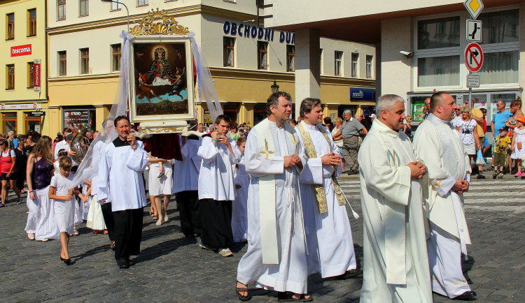 Obraz Panny Marie začal ronit krev a způsobilo to poprask. Církev zázrak rychle uznala a sláva se šířila do celého světa