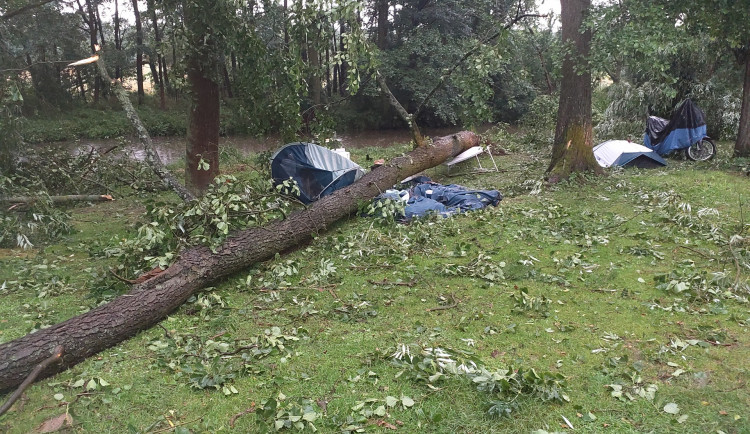 Jihem Moravy se prohnala silná bouřka. V kempu na Znojemsku spadl strom na stan a zranil člověka