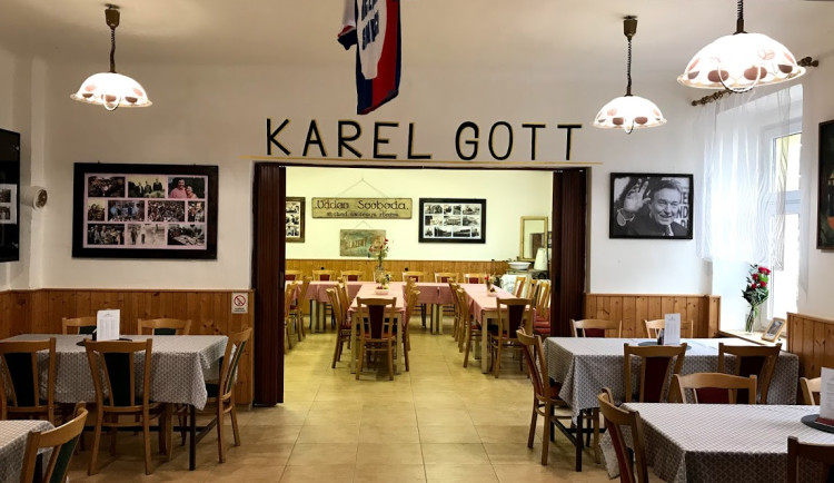 Dnes by plzeňský rodák Karel Gott oslavil 85. narozeniny. Vesnička, kam jezdil od dětství, mu věnovala muzeum