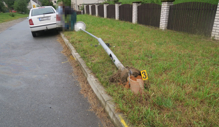 Muž nedokázal jet ani po rovince, silně opilý řidič si dopřál před jízdou také marihuanu