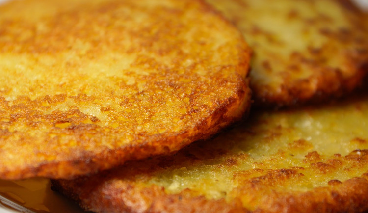 Muž skončil ve vážném stavu poté, co vdechl bramborák. Do nemocnice ho transportoval vrtulník