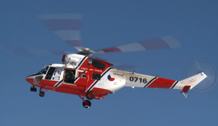 Při tandemovém seskoku se zranili dva parašutisté, jednoho odvezl do nemocnice vrtulník