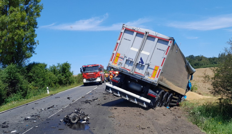 Při tragické nehodě zahynul řidič osobního automobilu. Jeho vůz začal hořet po střetu s náklaďákem