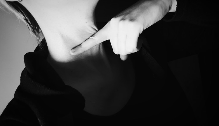 Muž se ženou napadli strážníky, agresivní útočnice později policistce vyhrožovala před její dcerou