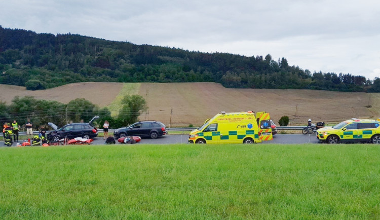 Motorkář se těžce zranil při střetu s osobákem. Nezvládl průjezd zatáčkou a vletěl do protisměru