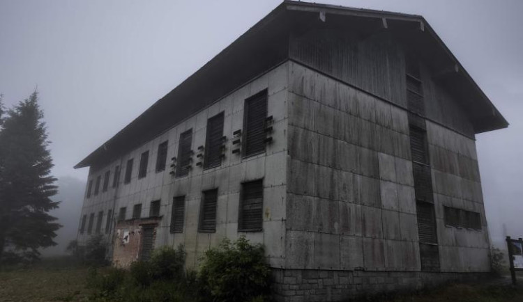 Bývalá rota pohraničníků se přemění na horskou chatu s restaurací a jednoduchým ubytováním