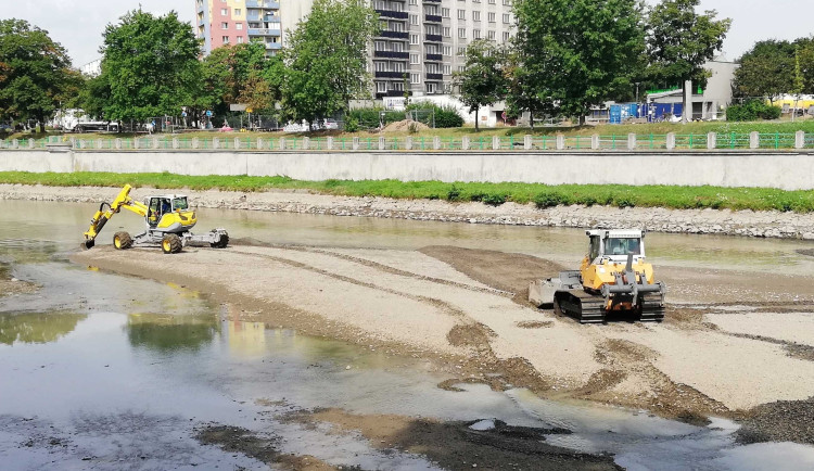 Začalo vypouštění jezu v Přerově. Vodohospodáři zkontrolují břehy, bagry rozhrnou naplavené štěrky