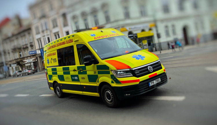 Do porodnice už to nestačili, nedočkavé miminko přišlo na svět v sanitce