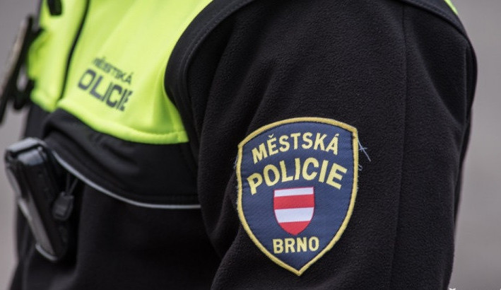 Muž s baseballovou pálkou v ruce řval, že všechno rozbije, protože mu někdo zaparkoval před domem