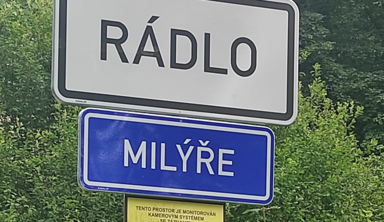 Chyba na dopravní značce pobavila internet, zhotovitel ji už nechal odstranit