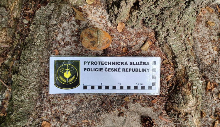 Pyrotechnik uzavřel hlavní pláž na Mácháči, brigádníci od šlapadel tam našli granát z druhé světové