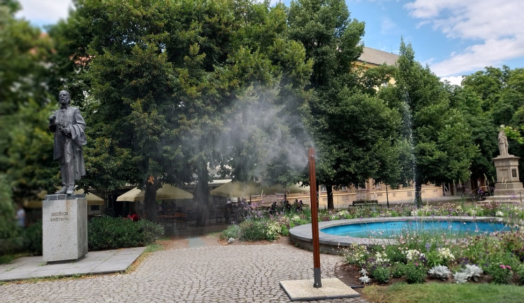 Pítka, fontánky a nově mlžítka. V parných dnech se mohou lidé osvěžit i v rozpáleném centru města