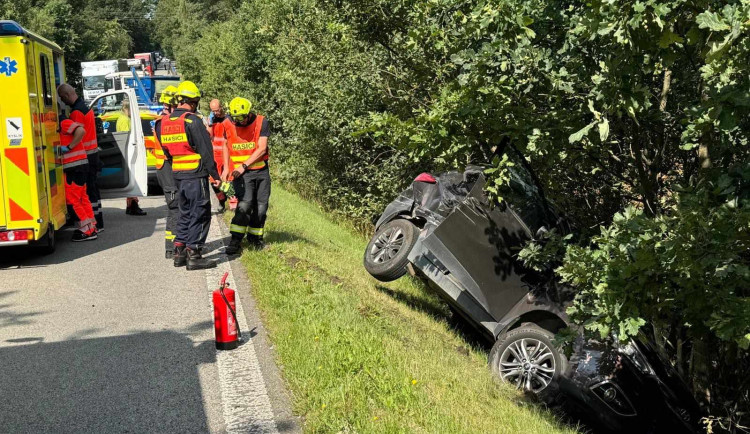 Hromadná nehoda mezi Jindřichovým Hradcem a Kardašovou Řečicí zcela zablokovala silnici