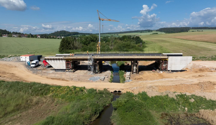 Už příští rok budou moci řidiči využít nové napojení na dálnici D5, přípravy stavby trvaly dlouhých 15 let