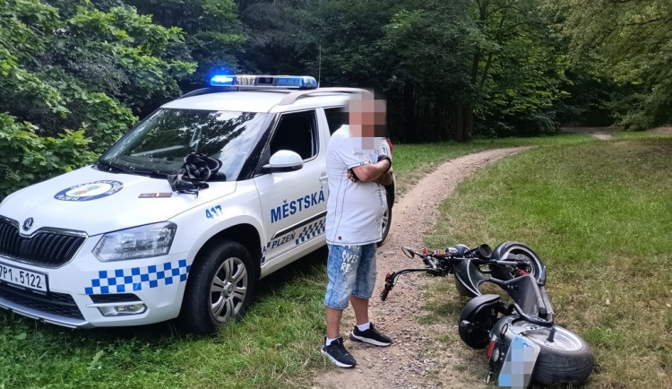 VIDEO: Strážníci pronásledovali muže na elektrokoloběžce. Snažil se je setřást v parku, ale havaroval