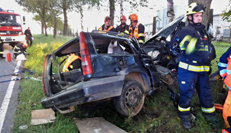 Záchranáři bojovali o život řidiče, který vylétl ze silnice a narazil do stromu