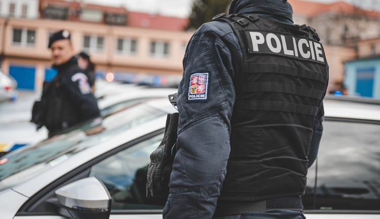 Dvojice vydírala majitele baru, který měl napadnout jejich známou. Policie oba muže zadržela