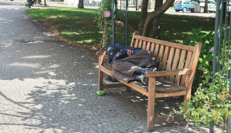 VIDEO: Hezká procházka to není. Co prožije a uvidí turista po vystoupení z vlaku cestou do centra Plzně?