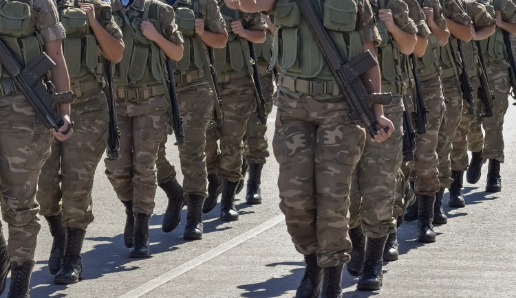 Žena si psala s falešnou vojačkou, která jí měla poslat balík peněz. Přišla o milion a půl