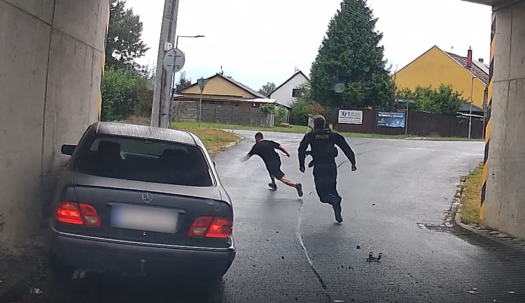 VIDEO: Mercedes ujížděl z Olomouce až do Hlušovic. Policie u řidiče našla drogy, měl navíc zákaz řízení