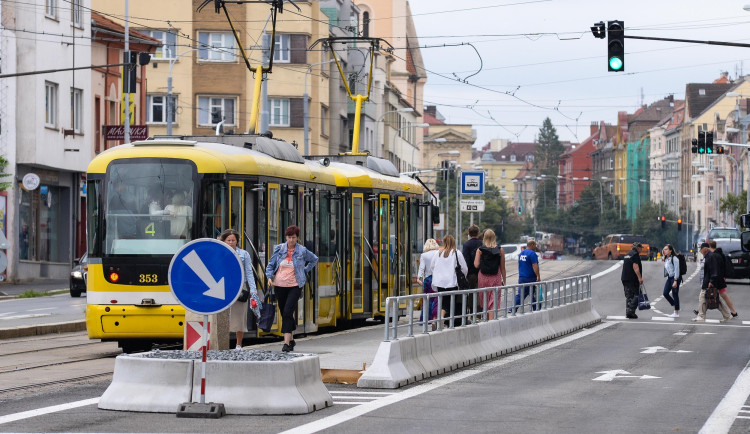 Tramvajové zastávky na Klatovské třídě jsou bezpečnější, zatím jde ale jen o provizorní řešení