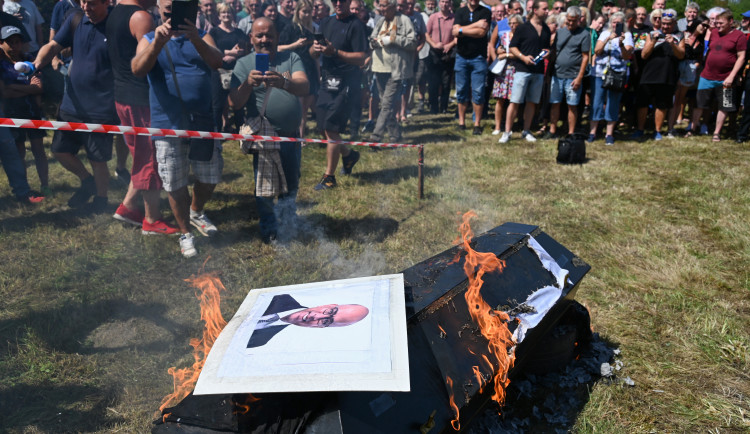 FOTO: Fiktivní pohřeb Liberty. Emoce, plameny, rakev i nadávky