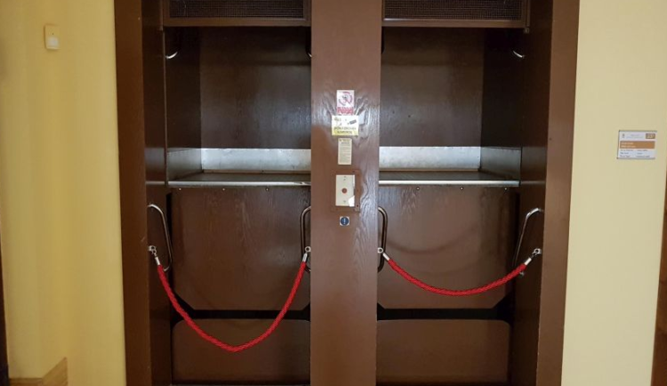 Jablonecký páternoster zastavila na několik týdnů porucha