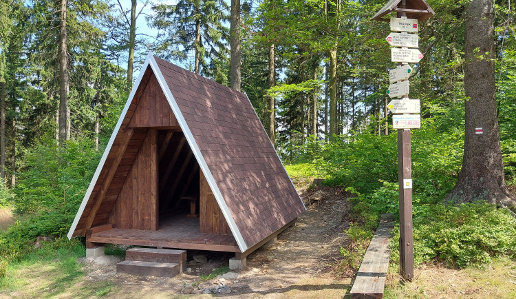 V Jizerských horách slouží turistům nová útulna nazvaná Trávník