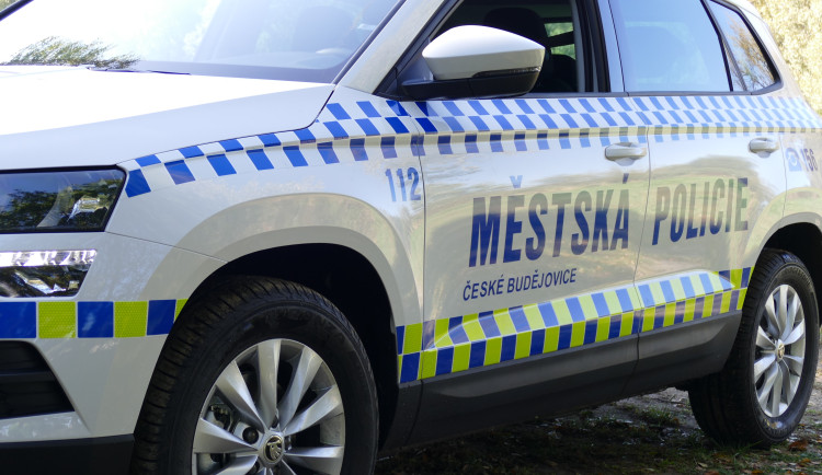 Muž v Budějcích tvrdil, že bojuje se satanášem. Skončil v rukou zdravotníků