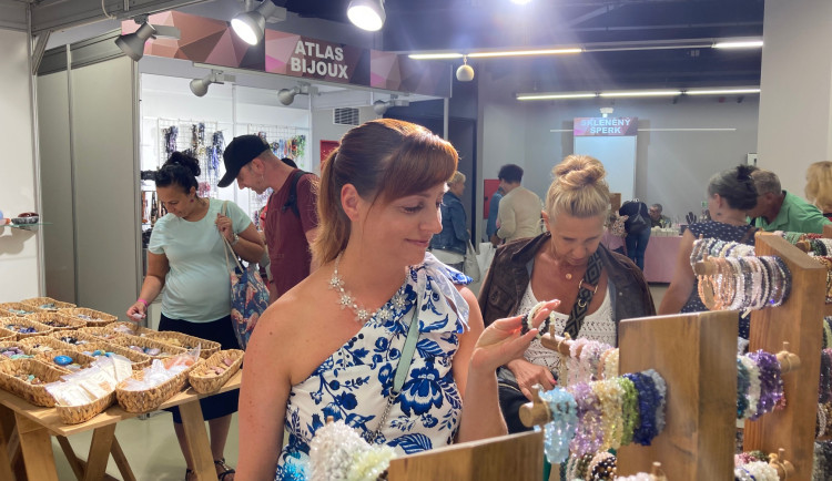 V jabloneckém Eurocentru začala čtyřdenní prodejní výstava Křehká krása 2024