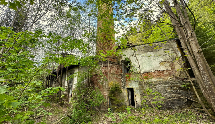 Zažijte nefalšovaný šumavský urbex v obřím komplexu rozpadající se bývalé papírny s pohnutou historií