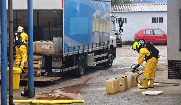 V Jablonci vytekla z barelu na korbě náklaďáku kyselina dusičná. Zasahovali hasiči