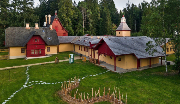 Ikonický zámeček v Brdech už brzy nabídne veřejnosti ubytování v pokoji, kde spal i prezident Masaryk