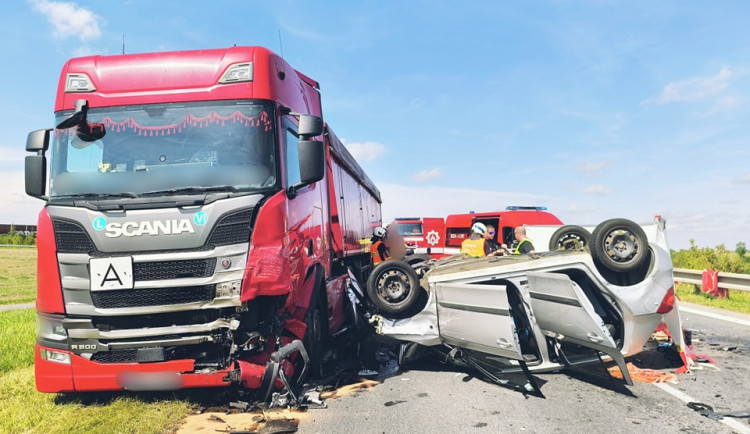 Srážku dvou aut s kamionem u Chlumce nad Cidlinou nepřežil senior