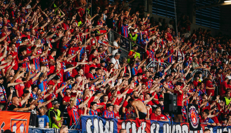 Bitkou mezi domácími fanoušky skončilo fotbalové utkání s ukrajinským celkem, chuligáni napadali i policisty