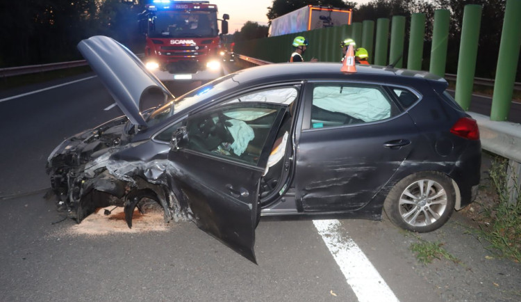 Se třemi promile nezvládl jízdu na dálnici u Litovle. Auto vletělo do svodidel a roztočilo se