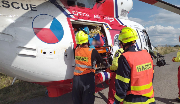 Jeden mrtvý a čtyři vážně zranění. Vážná nehoda uzavřela silnici z Ostrova na Hroznětín