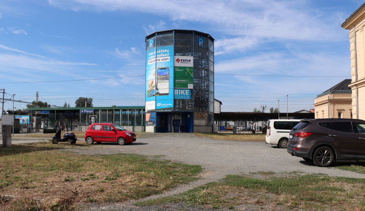 V okolí cyklověže v Přerově budou chodníky a stromy. Parkování kola přijde na pět korun za den