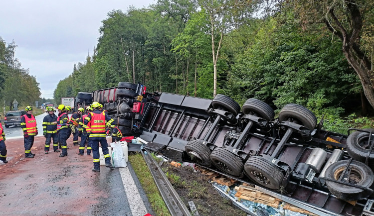 Kamion převážející balené minerálky skončil převrácený mimo silnici