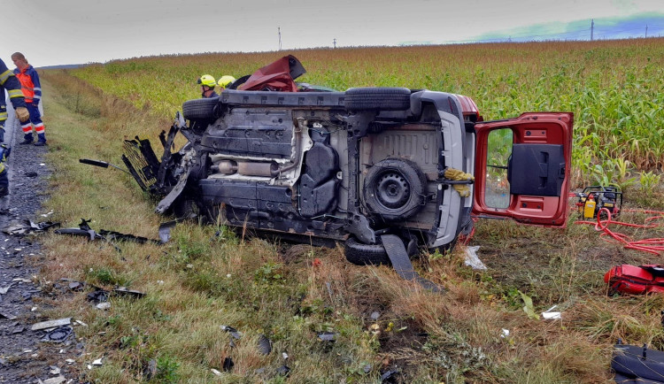 Nehoda tří vozidel si vyžádala šest zraněných včetně dětí. Na vině je řidička, která dostala smyk