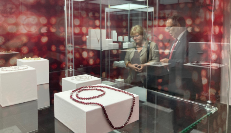 V Liebiegově paláci začala výstava šperků s českým granátem. Doplní ji přednášky, přehlídka i šperkařské dílny
