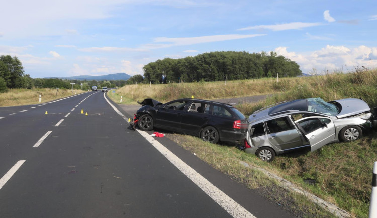 Senior nedal přednost protijedoucímu autu. Nehodu nepřežil