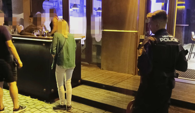 Lidé si často stěžují na rušení nočního klidu, sami ale volají policii až druhý den