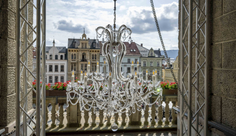 Balkon liberecké radnice zdobí křišťálový lustr Marie Terezie. Oslavuje 300 let svítidel na severu Čech